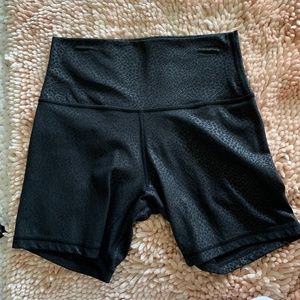 🍋 NWOT lululemon Align Formulate Emboss Black 6"